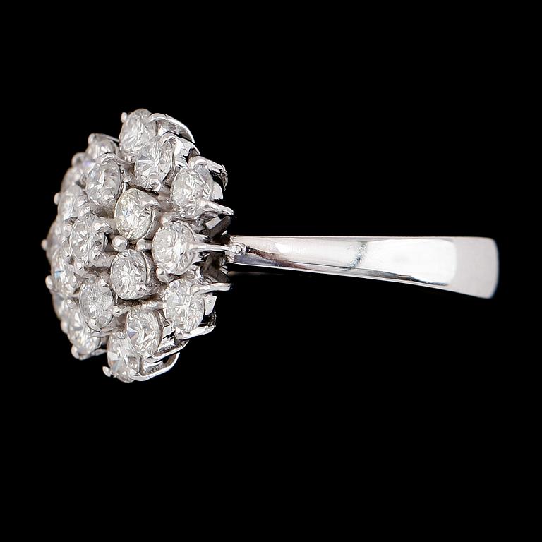 RING, 18K vitguld, briljantslipade diamanter tot ca 1.93 ct. Vikt ca 7 g.
