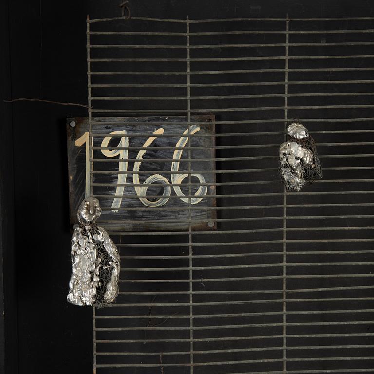 Torsten Renqvist, assemblage i låda, a tergo signerad.