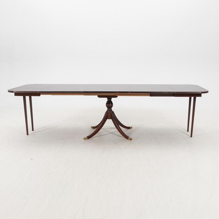 AN English mahogany dining table later part of the 20th century.