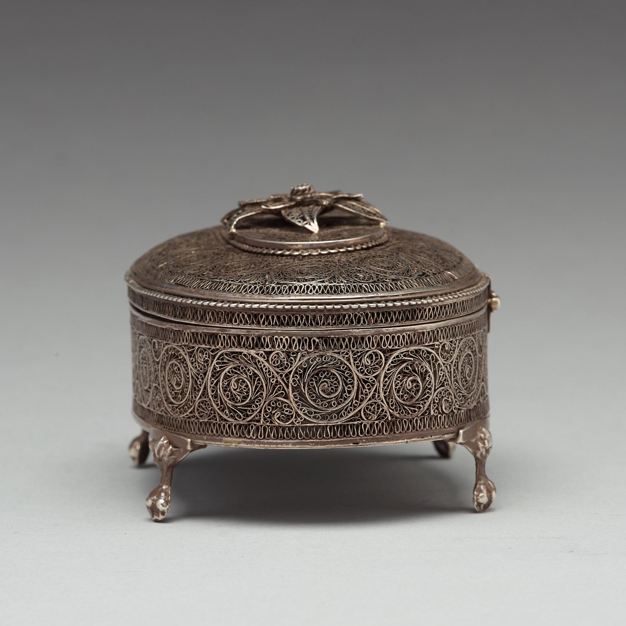 Filigranskrin på fötter, silver, Icke identifierad mästarstämpel, Moskva 1889.