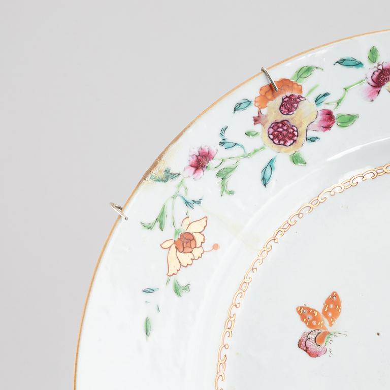 Five Famille rose plates and a charger, China, Qianlong (1736-95).