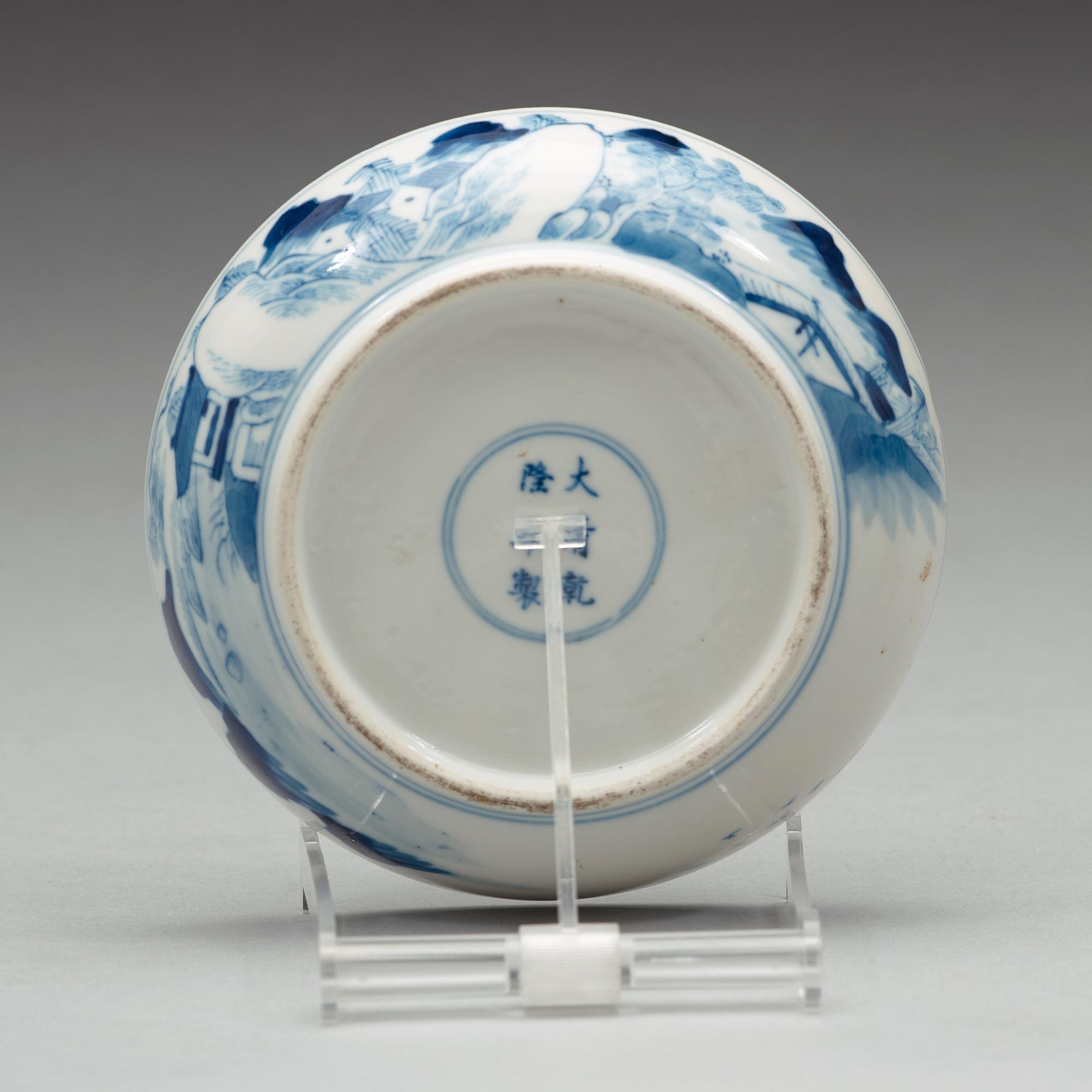 A blue and white porcelain box and cover, Qing dynasty, Guangxu (1874-1908), with Qianlong six character mark.