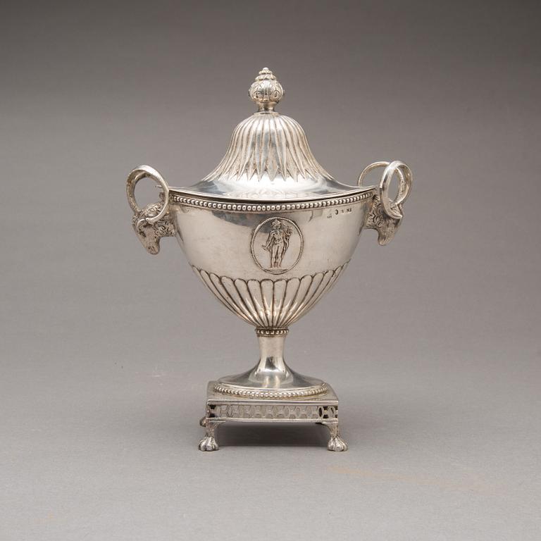 STRÖSOCKERSKÅL, silver, Johan Ekholm, Stockholm, 1795. Vikt ca 557 g.