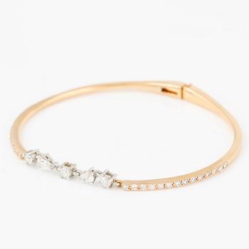 Bracelet in 18K gold with pear-shaped and brilliant-cut diamonds.