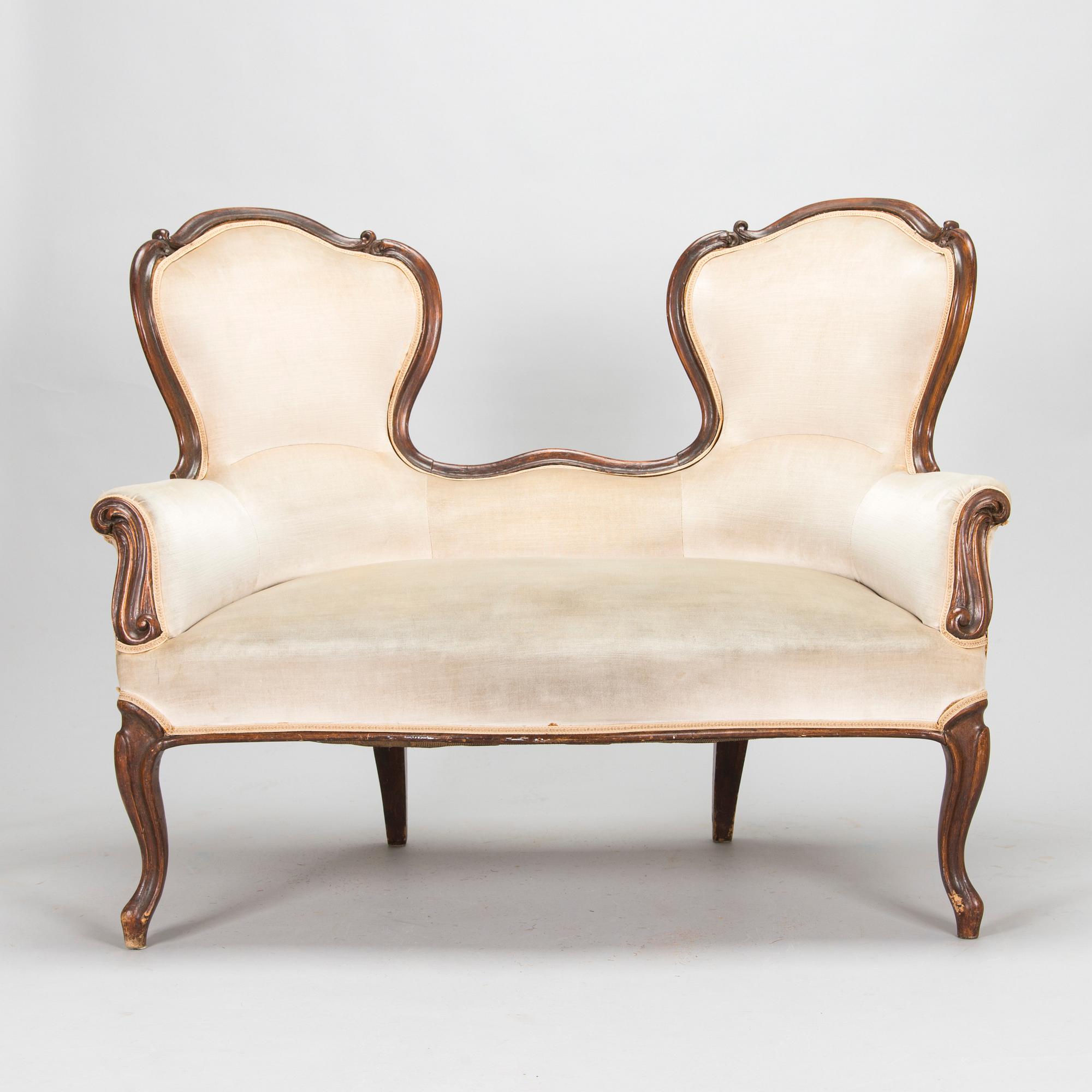 Soffa, s k fästmanssoffa, nyrokokostil, 1800-talets slut.