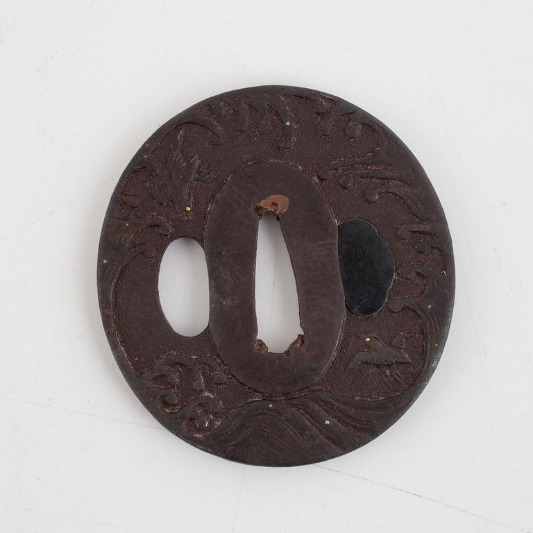 Tsuba, fyra stycken i kiri-box, järn och brons, 1700- och 1800-tal.