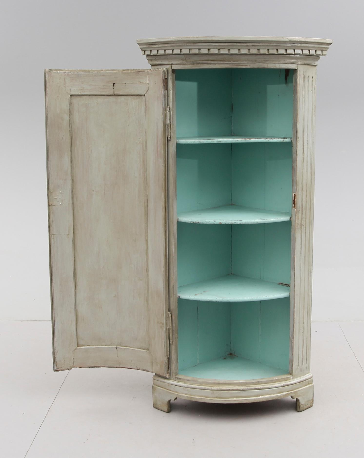 HÖRNSKÅP, sengustavianskt, omkring år 1800.