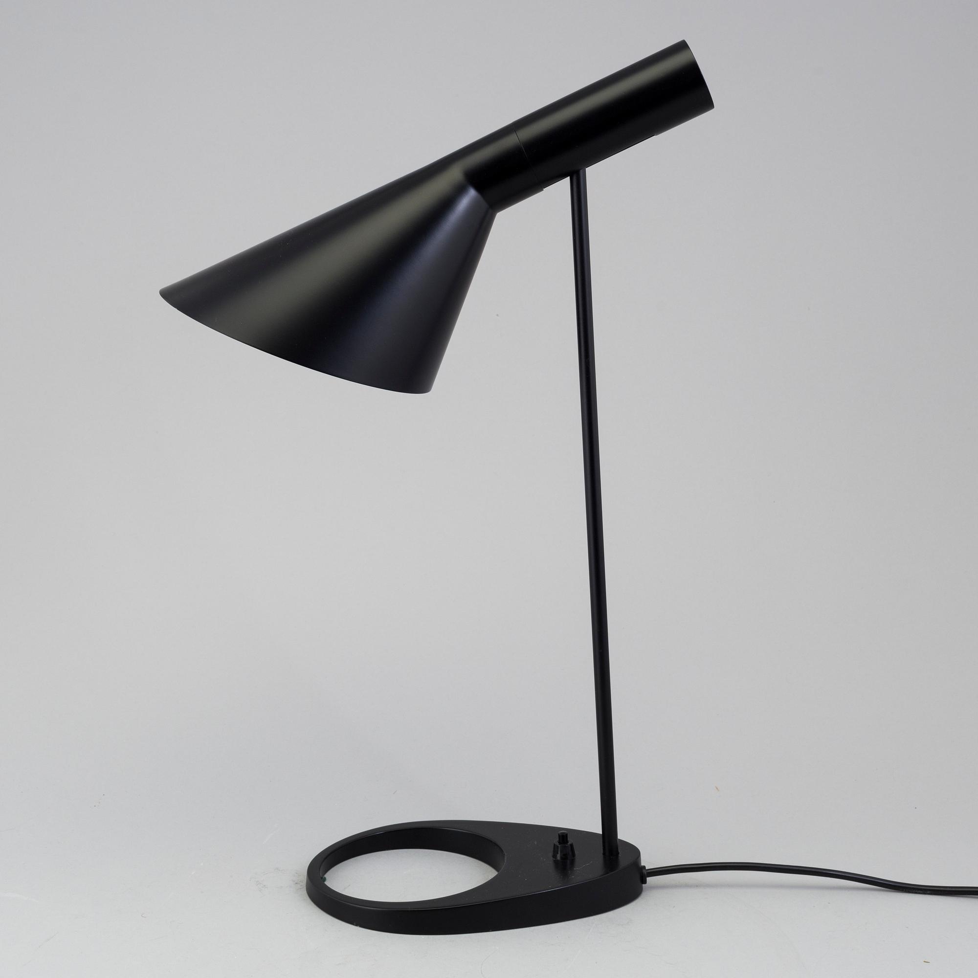 ARNE JACOBSEN, bordslampa, "AJ", Louis Poulsen.