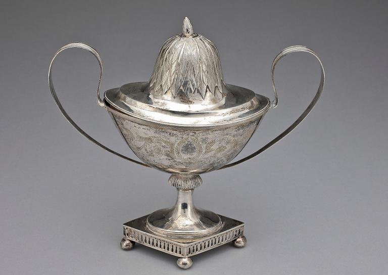 SOCKERSKÅL med LOCK, silver. Trol L.Söderström, Umeå 1824. Vikt ca 358g.
