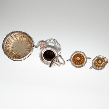 KAFFESERVIS, 4 delar i ursprunglig förvaringslåda. 813 silver. Finska Guldsmeds Ab, Helsingfors 1937. Silvervikt 1650 g.