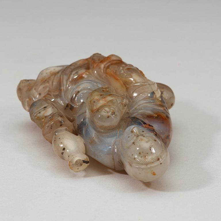 An agate figure of Guanyin, late Qing dynasty (1644-1912).