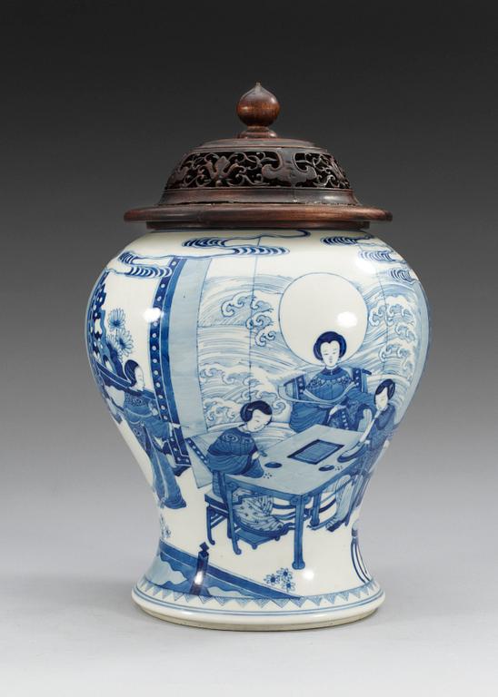 A blue and white vase, Qing dynasty, 18/19th Century.