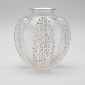 VAS, glas, "Chardon", signerad R Lalique, 1900-talets första hälft.