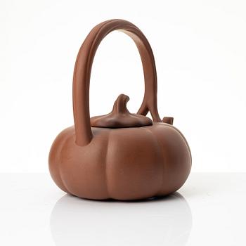 Zhang Honghua, A red yixing teapot, 1980s.