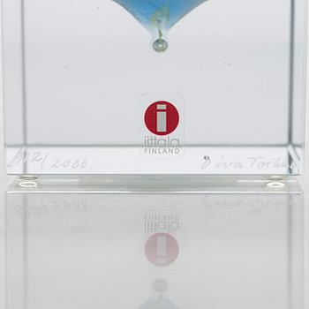 Oiva Toikka, annual glass cube 2000, signed Oiva Toikka Nuutajärvi 2000, 912/2000.