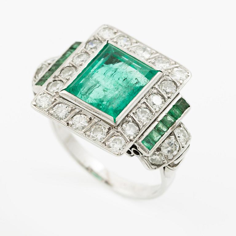 Ring 14K white gold with emeralds and round brilliant-cut diamonds.