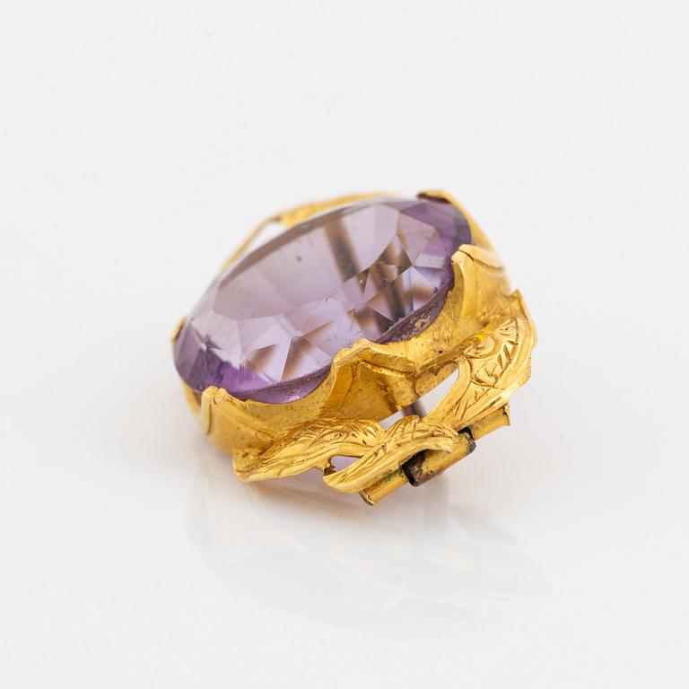 Gold and oval amethyst brooch.
