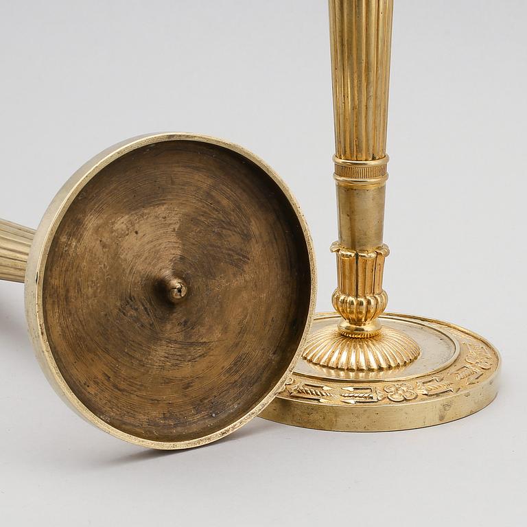 LJUSSTAKAR, 1 par, förgylld brons, empire, 1800-talets första hälft.
