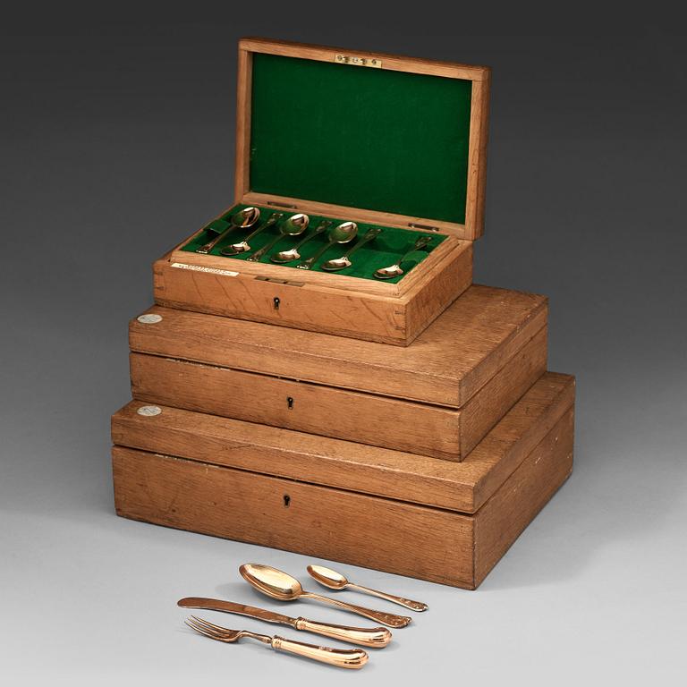 A set of English early 20th century gold and silver-gilt 64 piece dessert cutlery, marked Robert Dicker, London 1902-03.