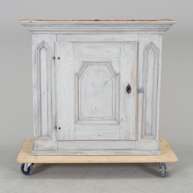 HÄNGSKÅP, allmoge, Hälsingland, 1700-tal.