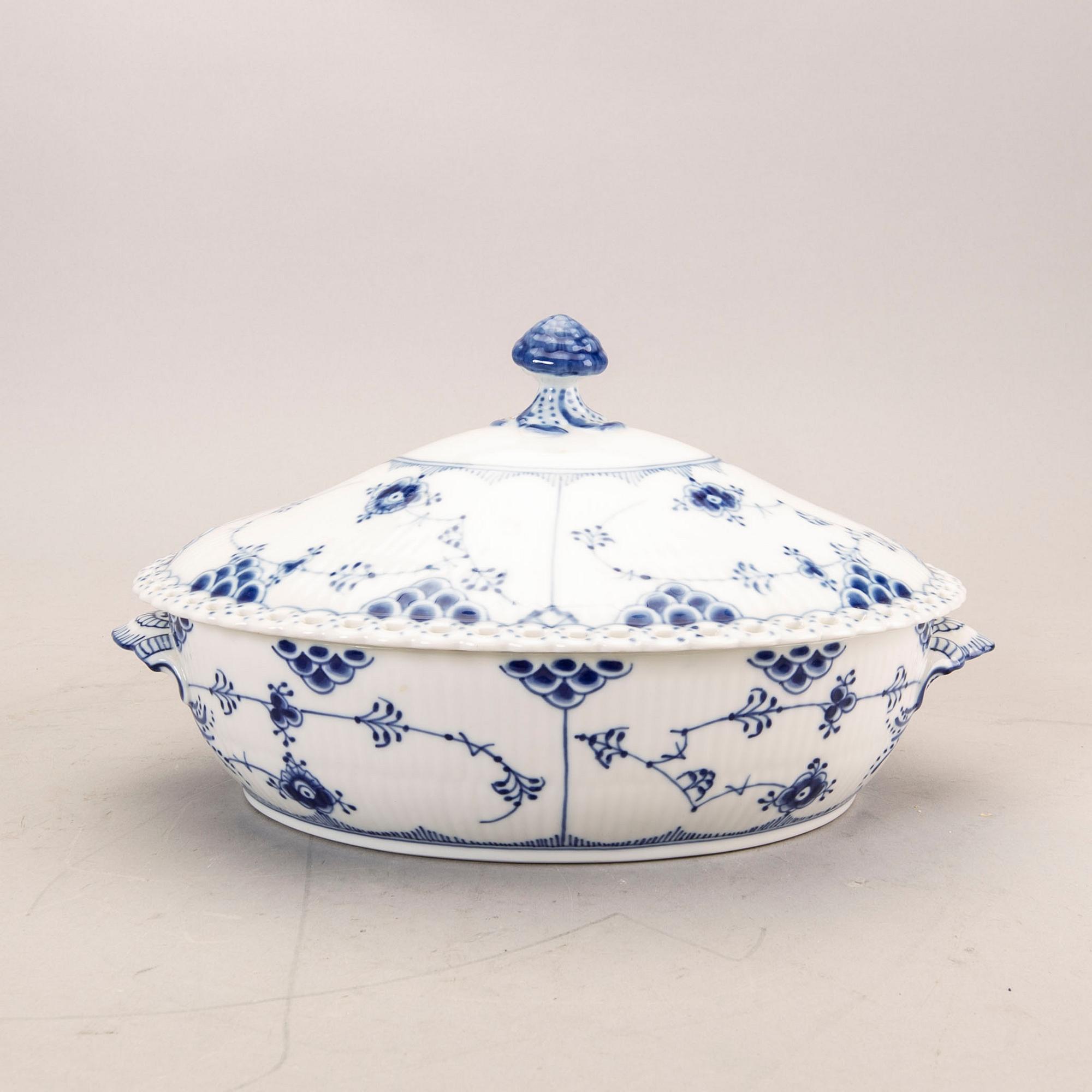 A 44 pcs Royal Copenhagen "Musselmalet" dinner service, Denmark, later part of the 20th century.