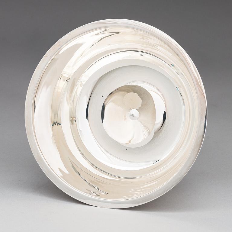 Pekka Piekäinen, A silver punch bowl with ladle and six beakers, marked PP, Auran Kultaseppä, Turku 1975-76.