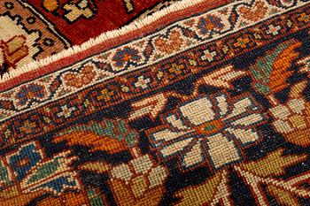 A carpet, antique Sarouk, ca 421-428 x 316-324,5 cm.