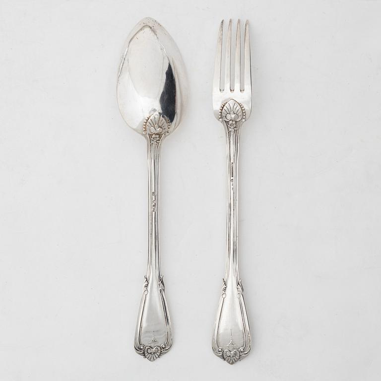 Uppläggningsbestick, ett par, silver, med adliga ätten von Kraemers vapen.