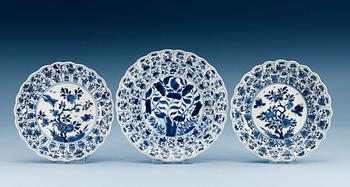 1503. A set of three blue and white dishes, Qing dynasty, Kangxi (1662-1722). (3).