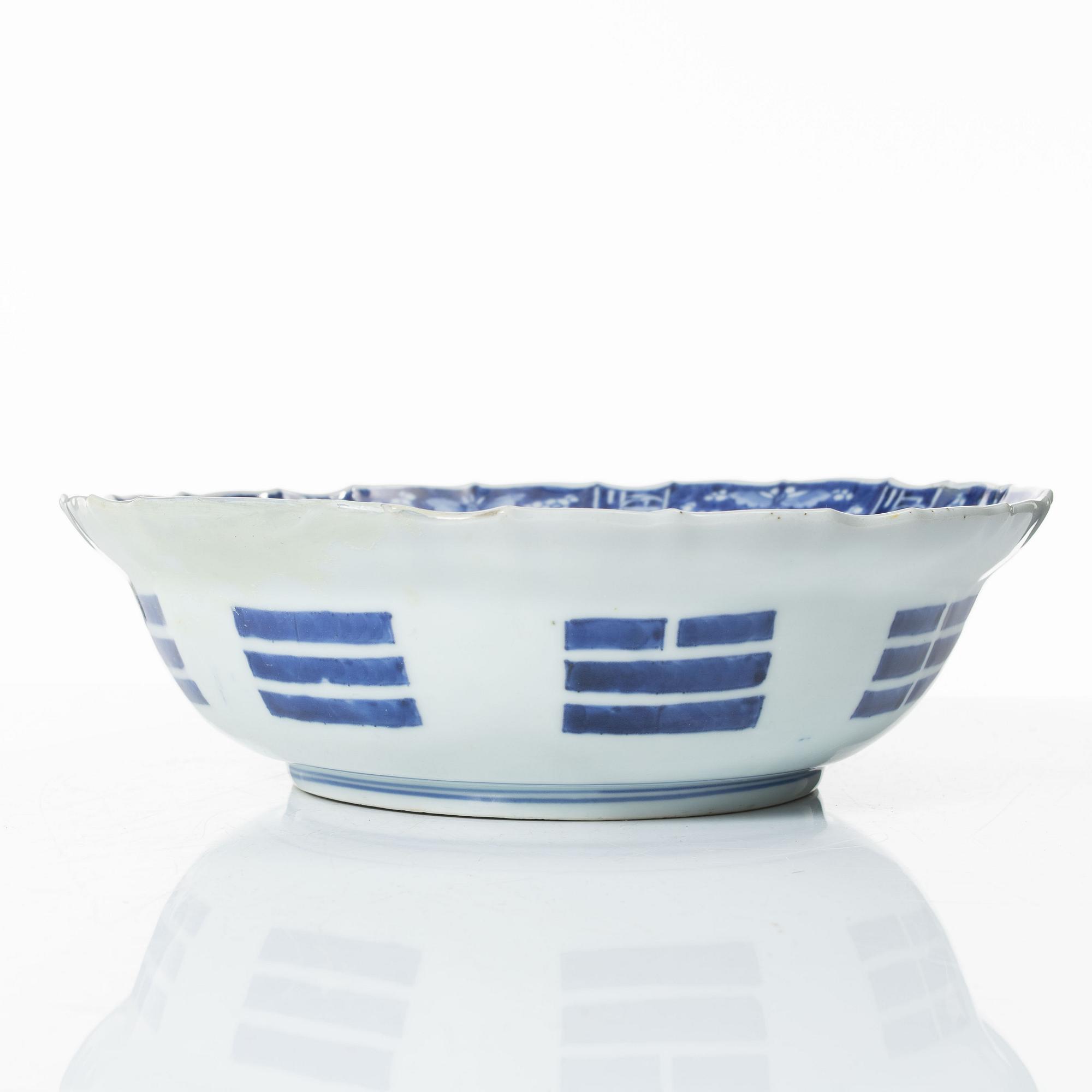 A Chinese blue and white porcelain bowl, late Qing dynasty / around 1900.