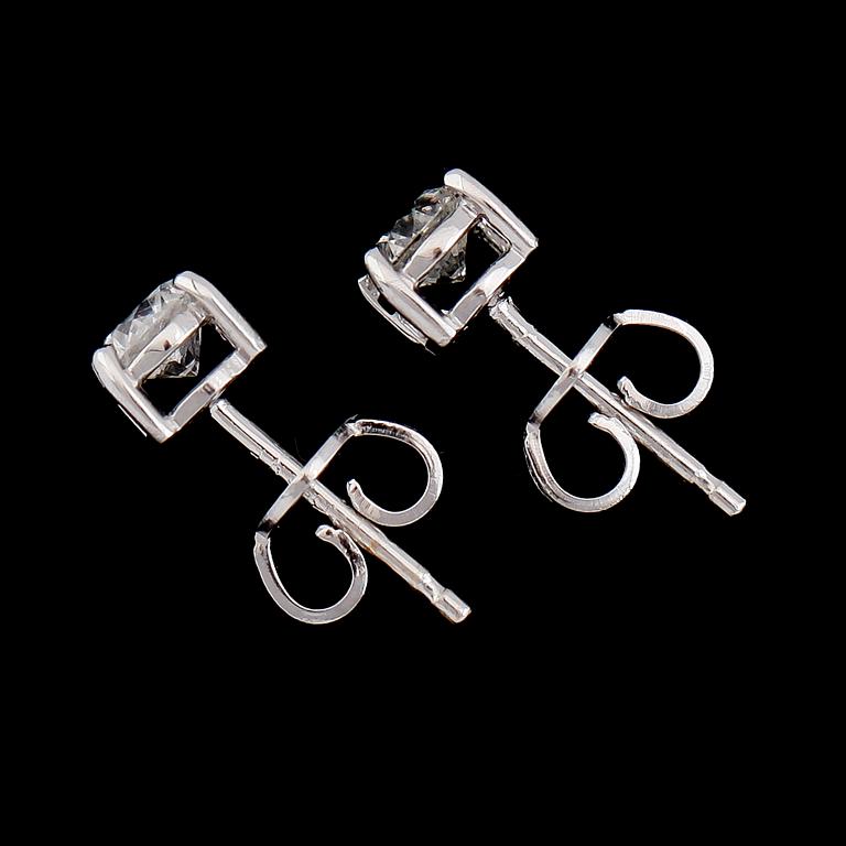 ÖRHÄNGEN, 1 par, 18K vitguld, briljantslipade diamanter tot ca 0.87 ct.