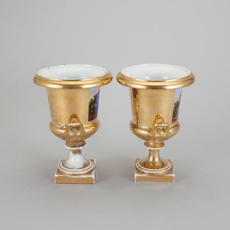 URNOR, ett par, porslin. Empir, 1800-talets första hälft.