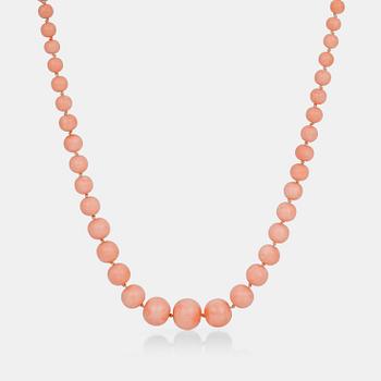 721. An angel's skin (pelle d'angelo) coral bead necklace. Ø 6.6 -16.4 mm.