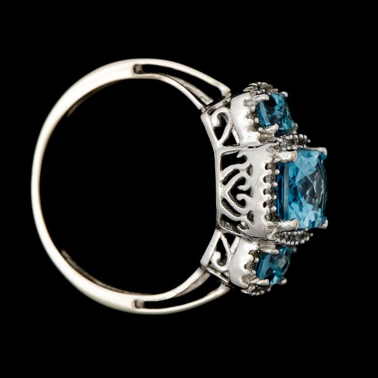 RING, 14k vitguld med 3 topaser och små briljantslipade diamanter. 2000-tal. Vikt 3,1g.