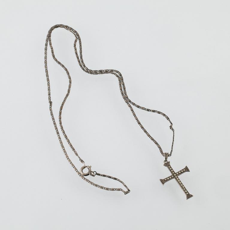PARTI SMYCKEN, 4 delar, silver med fasettslipade syntetiska stenar, markasiter, delvis importstälpat. Vikt 27,4 gram.