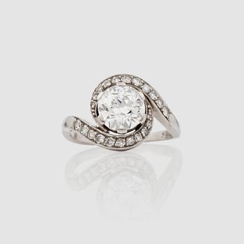 A ring with a circa 2.00 ct diamond surrounded by smaller single-cut diamonds.