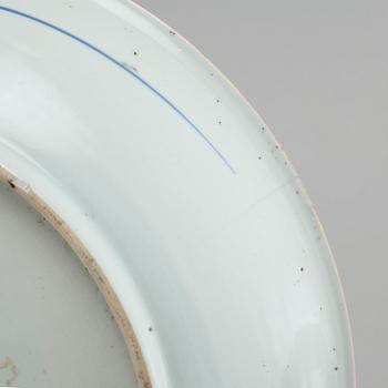 Serving dish and vase from China, Qing dynasty, 18th century.