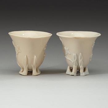VINOFFERBÄGARE, ett par, blanc de chine, Qingdynastin 1700-tal.