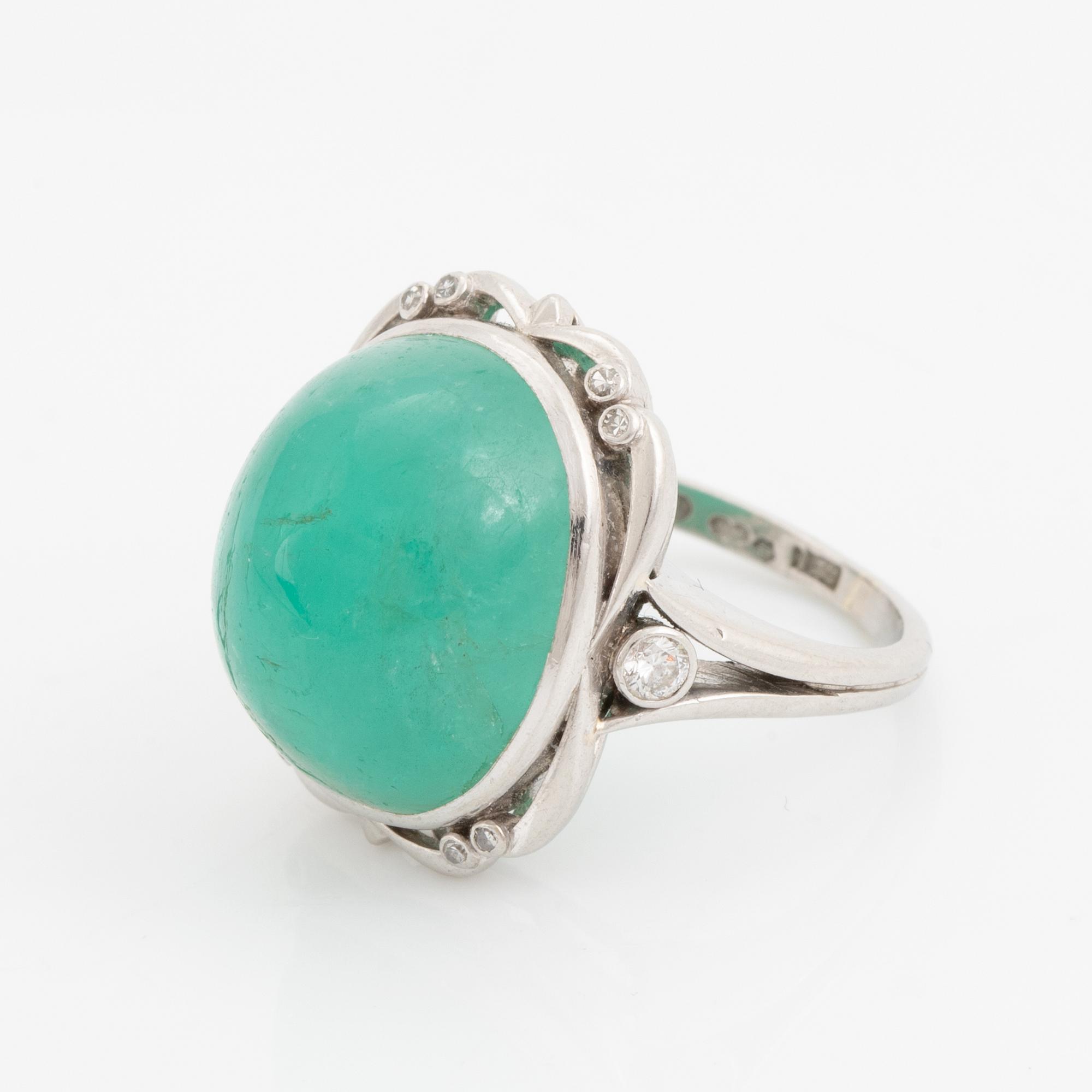 Ring, platina med cabochonslipad smaragd och diamanter, David Andersen & Co.
