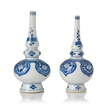 839. Two blue and white rose water sprinklers/vases, Qing dynasty, Kangxi (1662-1722).