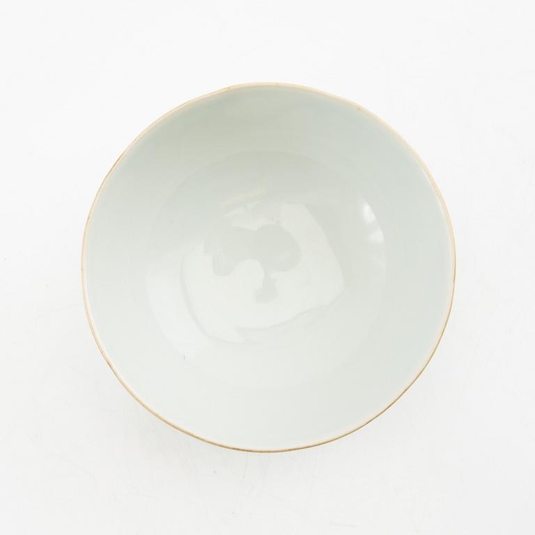 A small Chinese bowl, late Qing dynasty/early 20th century.