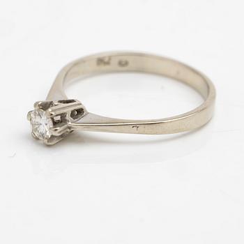 Ring solitär 18K vitguld med en diamant.