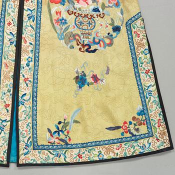 A ROBE, pattern woven and embroidered silk. Height 119,5 cm. China late Qing dynasty.