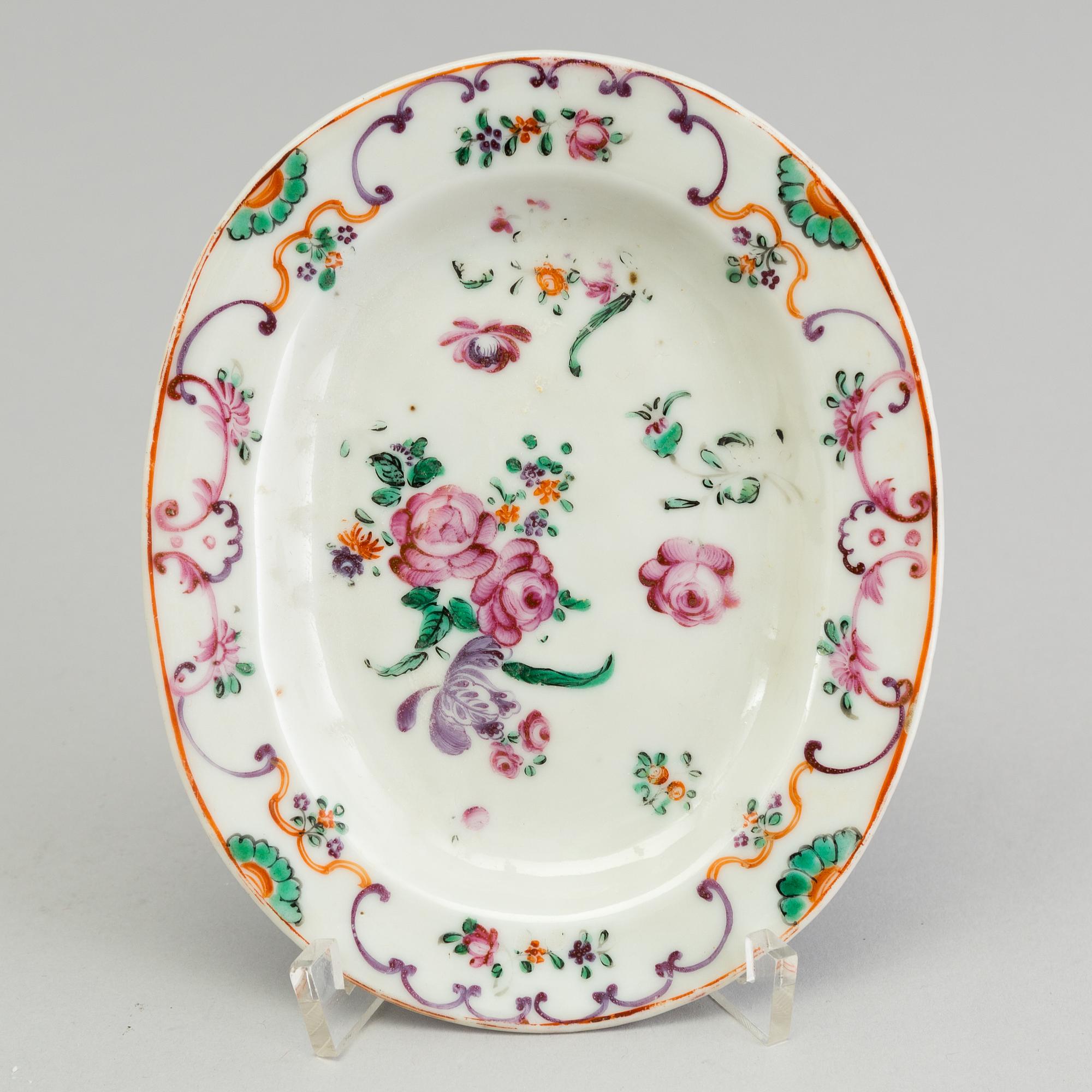 A large DISH and three Chinese export porcelain small plates, 18th-19th century.