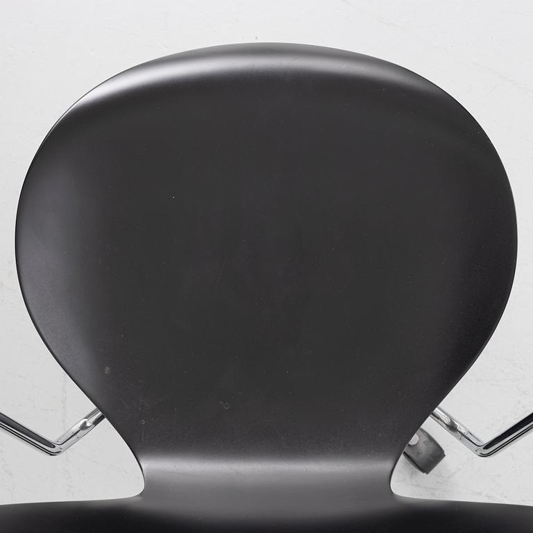 Arne Jacobsen, a model 3217 "Seven" desk chair, Fritz Hansen, Denmark, 1999.