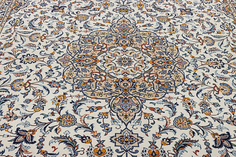 A Kashan carpet, c. 392 x 290 cm.
