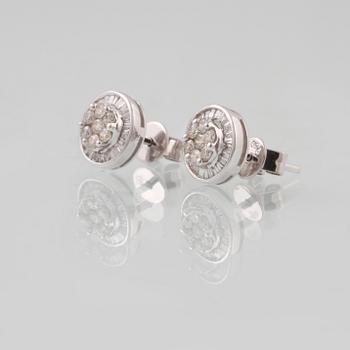 ÖRHÄNGEN, 18K vitguld med briljant och baguetteslipade diamanter ca 0.48 ct. Vikt 2,1 gram.