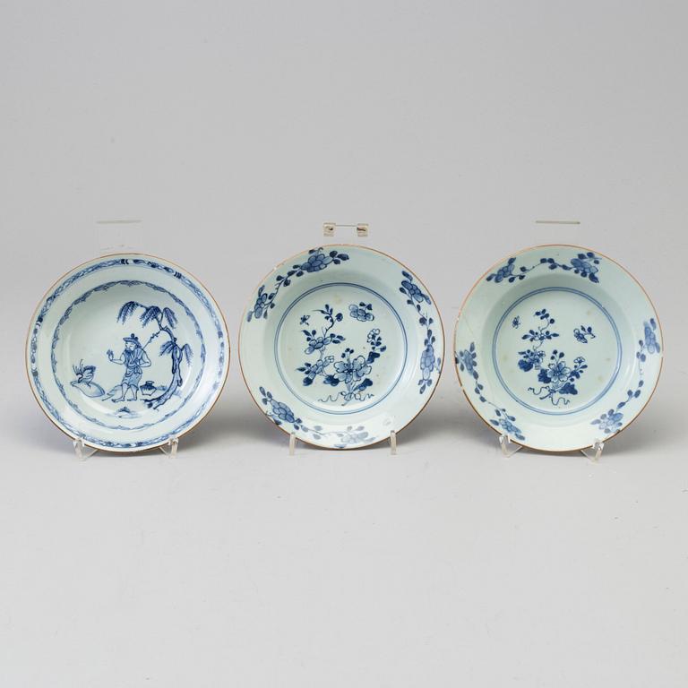A set of three blue and white dessert dishes, Qing dynasty, Qianlong (1736-95).