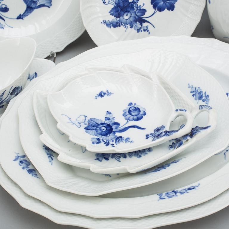 SERVIS, porslin, 126+11+1 delar "Blå blomst", Royal Copenhagen.