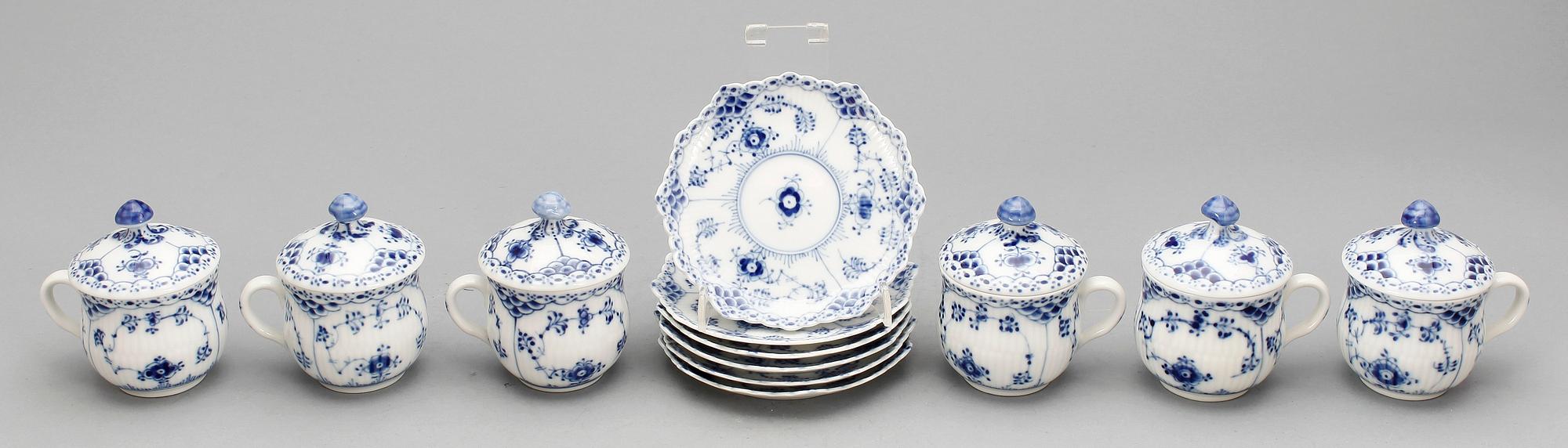 CREMEKOPPAR MED FAT, 6 st, porslin, Royal Copenhagen, "Musselmalet", 1900-tal.